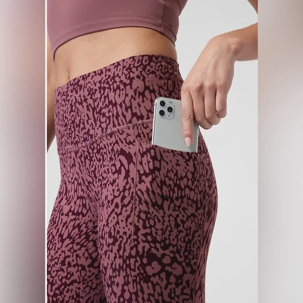 Athleta Salutation Stash Pocket II 7/8th Printed Tights in Mauve, size XS